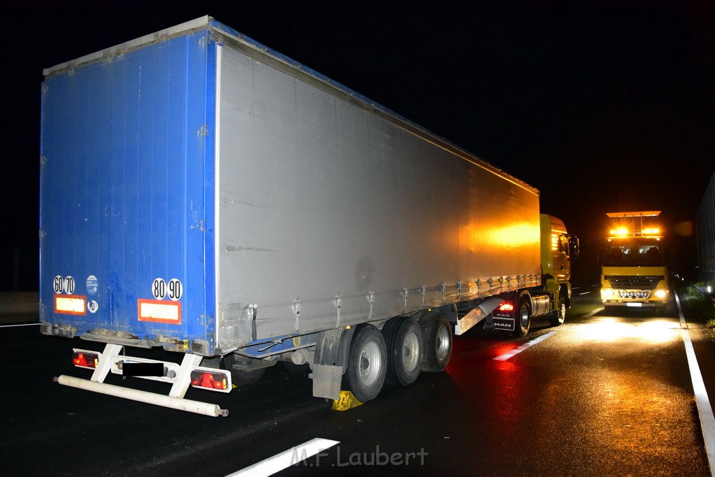 LKW Verfolgung A 3 Rich Oberhausen gestellt mit Nagelbrett Hoehe AS Koeln Dellbrueck P82.JPG - Miklos Laubert